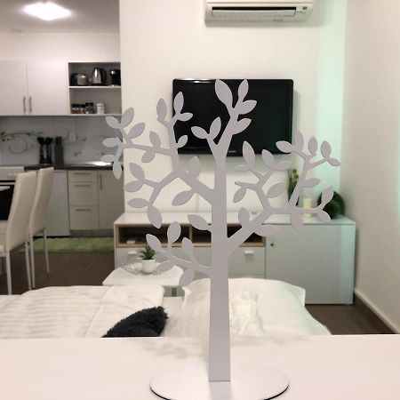 Modern Center Studio Under The Castle II Free Parking Apartment Ljubljana Ngoại thất bức ảnh
