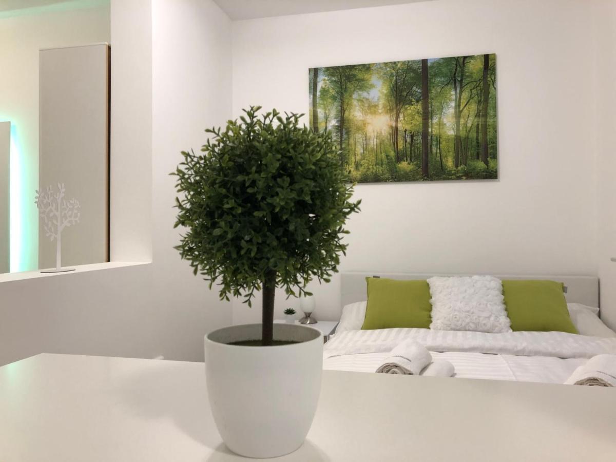 Modern Center Studio Under The Castle II Free Parking Apartment Ljubljana Ngoại thất bức ảnh